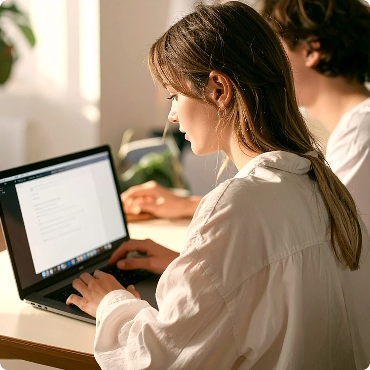 Professionelle Frau arbeitet am Laptop für Online-Antrag